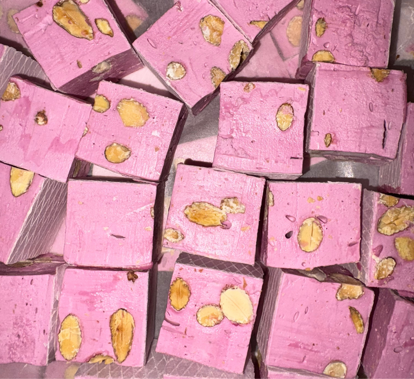 Gros Cube Nougat Cassis (à l’unité)